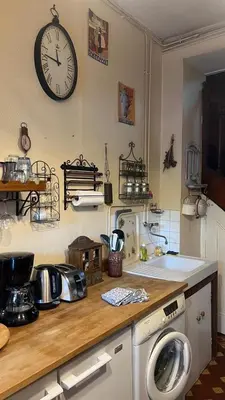 Cuisine ou kitchenette dans l'établissement Petite maison de brocanteur à Charbonnières