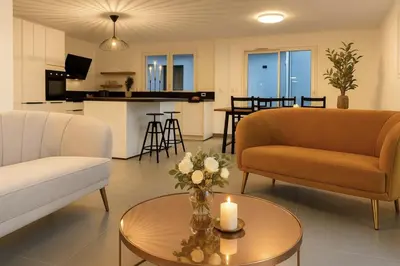 Télévision ou salle de divertissement dans l'établissement Maison de Standing 3 Chambres Parking Spacieux