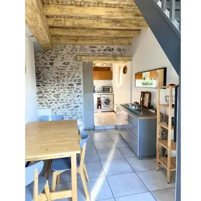 Cuisine ou kitchenette dans l'établissement La table ronde
