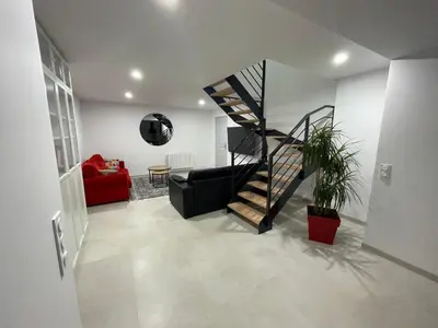Coin salon dans l'établissement Large 85 m2 duplex apartment