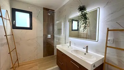 Salle de bains dans l'établissement Villa contemporaine avec piscine - Céleste
