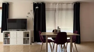 Télévision ou salle de divertissement dans l'établissement Studio indépendant au calme
