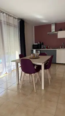 Cuisine ou kitchenette dans l'établissement Studio indépendant au calme