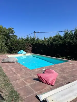 Piscine de l'établissement Le Chalet des Iris ou située à proximité