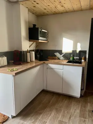 Cuisine ou kitchenette dans l'établissement Joli studio lumineux et aménagé avec accès piscine
