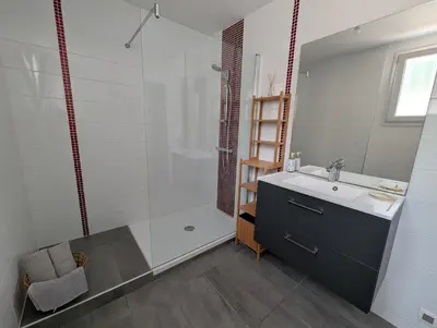 Salle de bains dans l'établissement Appartement F2 rez-de-jardin