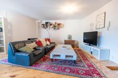 Télévision ou salle de divertissement dans l'établissement T2 chaleureux au coeur des vignes -vue place de Condrieu-long séjour possible