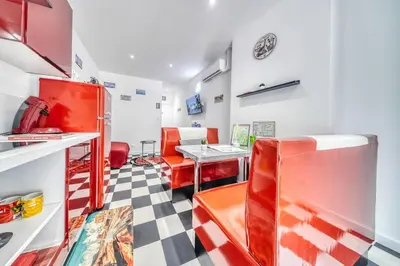 Coin salon dans l'établissement IDEAL Pro, American Atmosphere avec Netflix et Disney