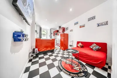 Coin salon dans l'établissement IDEAL Pro, American Atmosphere avec Netflix et Disney