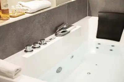 Salle de bains dans l'établissement LES BULLES DE MONA - Passion - Spa - Clim