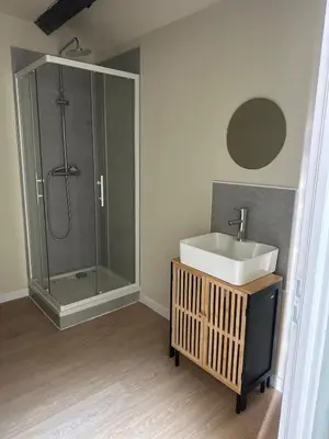 Salle de bains dans l'établissement Appartement 2 chambres gare chateaucreux