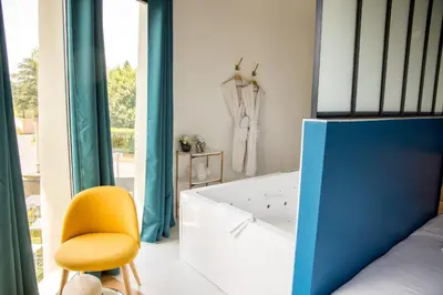Un ou plusieurs lits dans un hébergement de l'établissement LOVEROOM & SPA &René