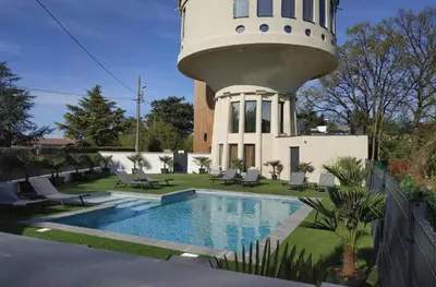 Piscine de l'établissement LOVE ROMM & SPA & Oscar ou située à proximité