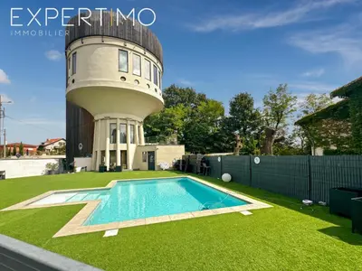 Piscine de l'établissement LOVE ROOM & SPA & Lloyd ou située à proximité