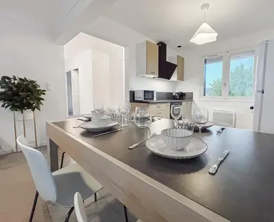Cuisine ou kitchenette dans l'établissement Appartement Avec Balcon & Jardin
