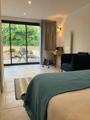 Un ou plusieurs lits dans un hébergement de l'établissement Studio neuf dans un écrin de verdure