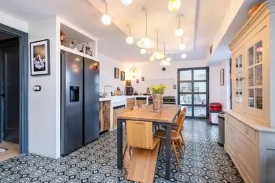 Cuisine ou kitchenette dans l'établissement L’Intemporel Bright family home with exceptional pool and view