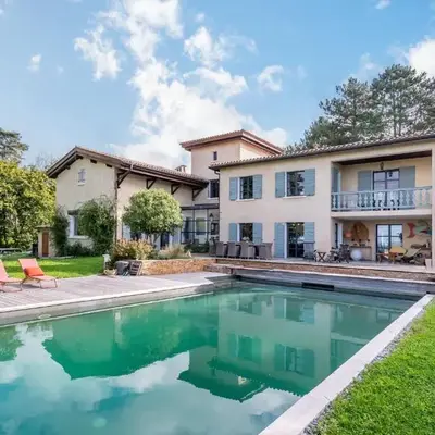 L’Intemporel Bright family home with exceptional pool and view