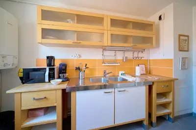 Plan de l'établissement Bright, 2 bedrooms, central, garage and balcony