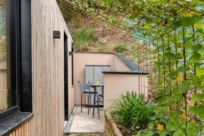 Jardin de l'établissement Cocon nature, clim & home cinéma