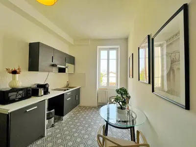 Cuisine ou kitchenette dans l'établissement Suite Barrie - studio 2 personnes - Check in H24 & wifi