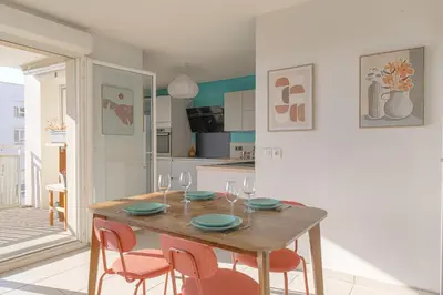 Cuisine ou kitchenette dans l'établissement Charmant et Spacieux proche Groupama Stadium