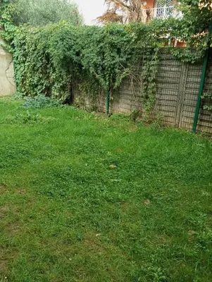 Jardin de l'établissement Studios dans une résidence sécurisée et calme avec place de parking