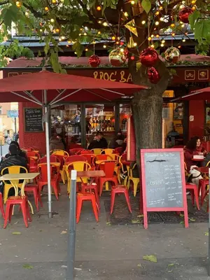 Restaurant ou autre lieu de restauration dans l'établissement Grand appartement de charme idéalement situé