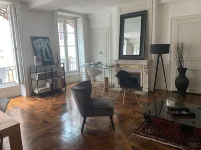 Télévision ou salle de divertissement dans l'établissement Grand appartement de charme idéalement situé