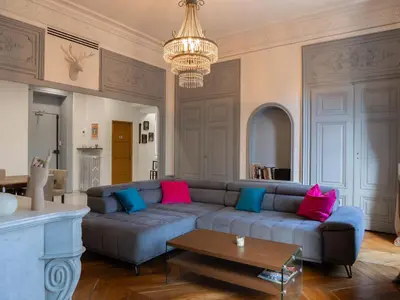 Coin salon dans l'établissement Appartement 100m2 d'élégance au sein d'un Château caché à 10min de Lyon