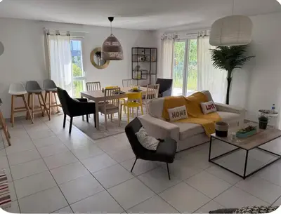 Coin salon dans l'établissement La Suite Charbonnières