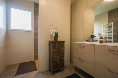 Salle de bains dans l'établissement Le Contemporain