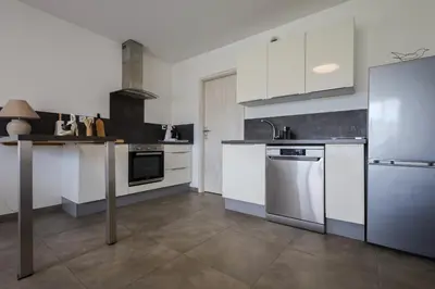 Cuisine ou kitchenette dans l'établissement Le Contemporain