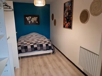 Un ou plusieurs lits dans un hébergement de l'établissement Maison entière, cours privée, tout à proximité