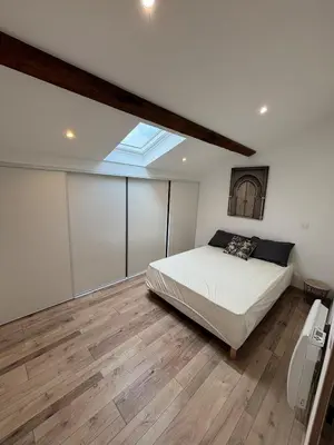 Un ou plusieurs lits dans un hébergement de l'établissement Appartement moderne rénové et tout équipé