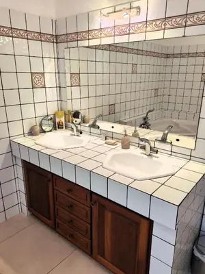Salle de bains dans l'établissement Dépendance cocooning bon standing Ampuis
