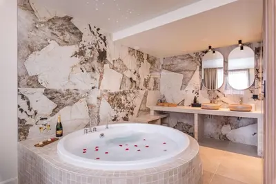 Salle de bains dans l'établissement Ecrin Romantique, Suite d'exception avec balnéo