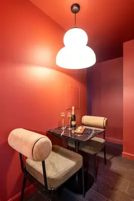 Coin salon dans l'établissement Geisha Studio design, romantisme et parking
