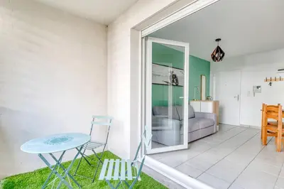 Coin salon dans l'établissement La Pause Urbaine - Proximité Lyon - Terrasse Privée