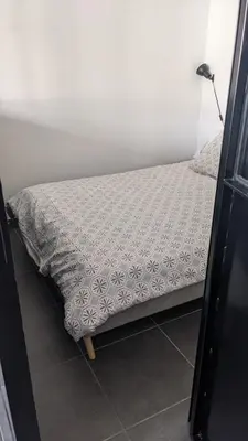 Un ou plusieurs lits dans un hébergement de l'établissement Comfortable apartment near transport