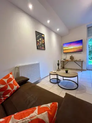 Télévision ou salle de divertissement dans l'établissement T2 Confort & Design avec Jardin - Gare d'Oullins
