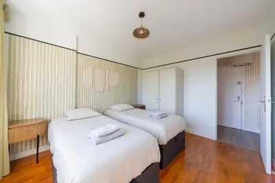 Un ou plusieurs lits dans un hébergement de l'établissement Art de Recevoir - Prestige & Vue Panoramique sur Saône - Parking Privé T3 Appartement Climatisé