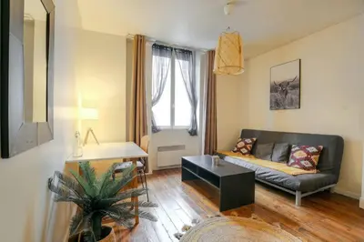 Coin salon dans l'établissement Charming with balcony in the heart of the 7th