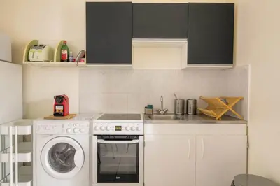 Cuisine ou kitchenette dans l'établissement Charming with balcony in the heart of the 7th