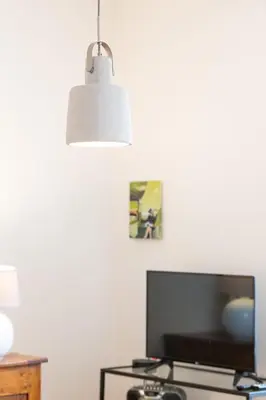 Télévision ou salle de divertissement dans l'établissement Clos Saint Benoît