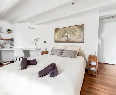 Un ou plusieurs lits dans un hébergement de l'établissement Jacuzzi Privé Maison 200m2 Grand Jardin & Parking