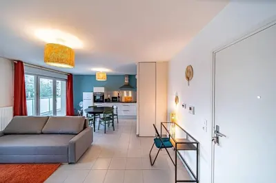 Cuisine ou kitchenette dans l'établissement Vénissieux le spacieux, Balcon & Parking