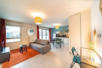 Coin salon dans l'établissement Vénissieux le spacieux, Balcon & Parking