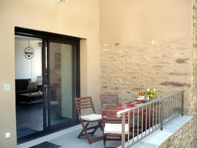 Balcon ou terrasse dans l'établissement Gîte spacieux moderne avec wifi et terrasse - FR-1-496-370