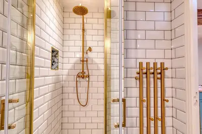 Salle de bains dans l'établissement Le Buckingham - CNPE - Meximieux